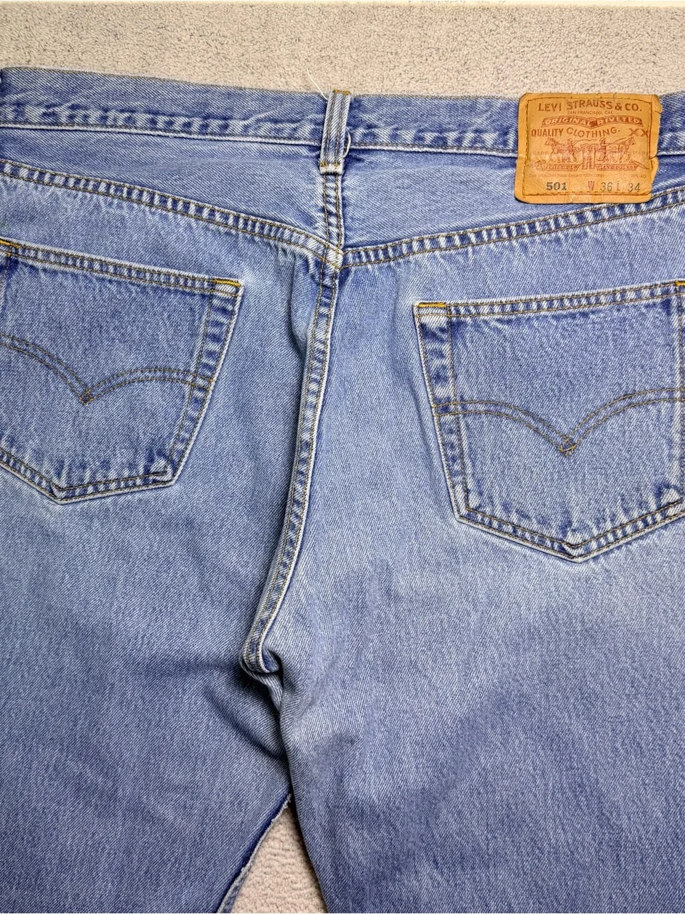 Vintage Levi’s 501 Jeans Men’s 34x32 Blue Light Wash Denim Orginal Straight Fit